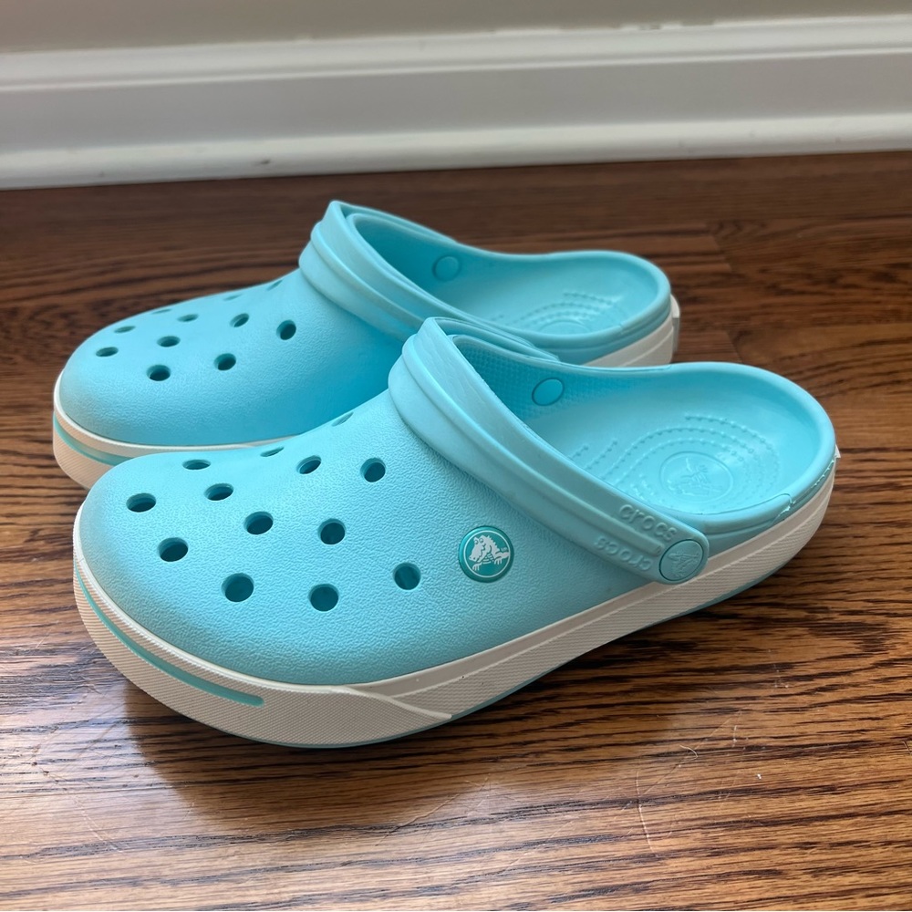 CROCS - women’s size 8